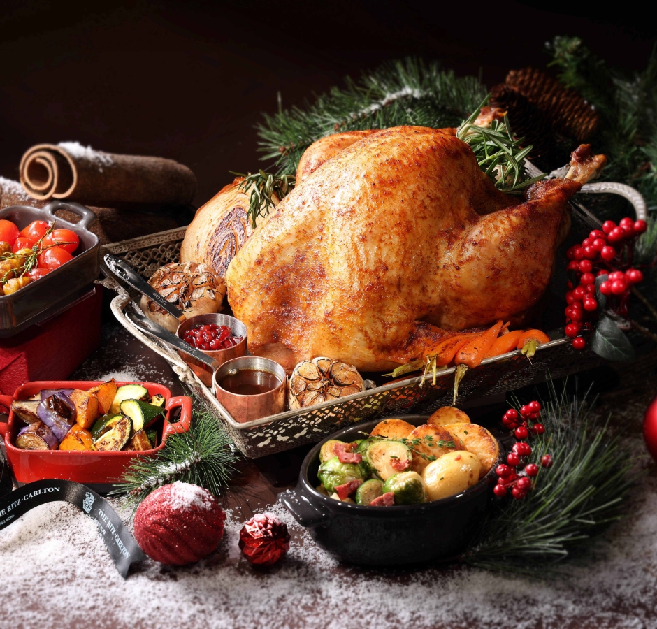 Christmas Turkey Takeaway served with selection of garnish, soup and cake (For 10 Guests) 